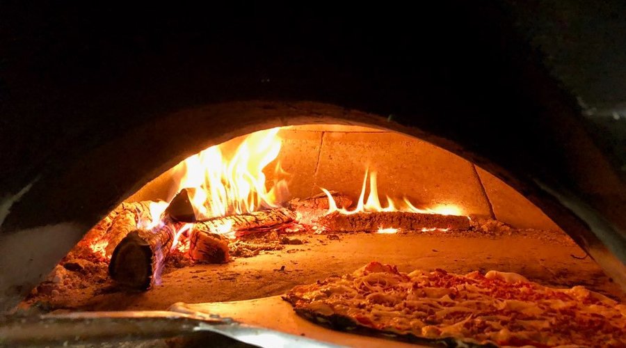 Le pizzailo en pleine cuisson