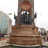 Монумент Республика