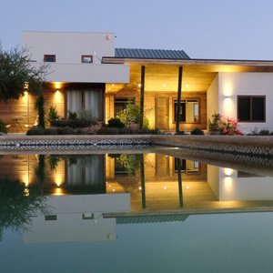 Casi de noche en Callihue Lodge, vista desde la piscina