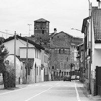 La Rocca dei Caccia, totalmente abbandonata, domina il piccolo centro di Castellazzo Novarese.