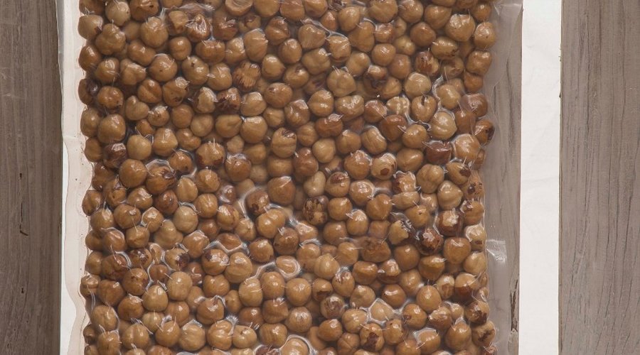 Le noccioledellelanghe leggermente tostate secondo un antico metodo