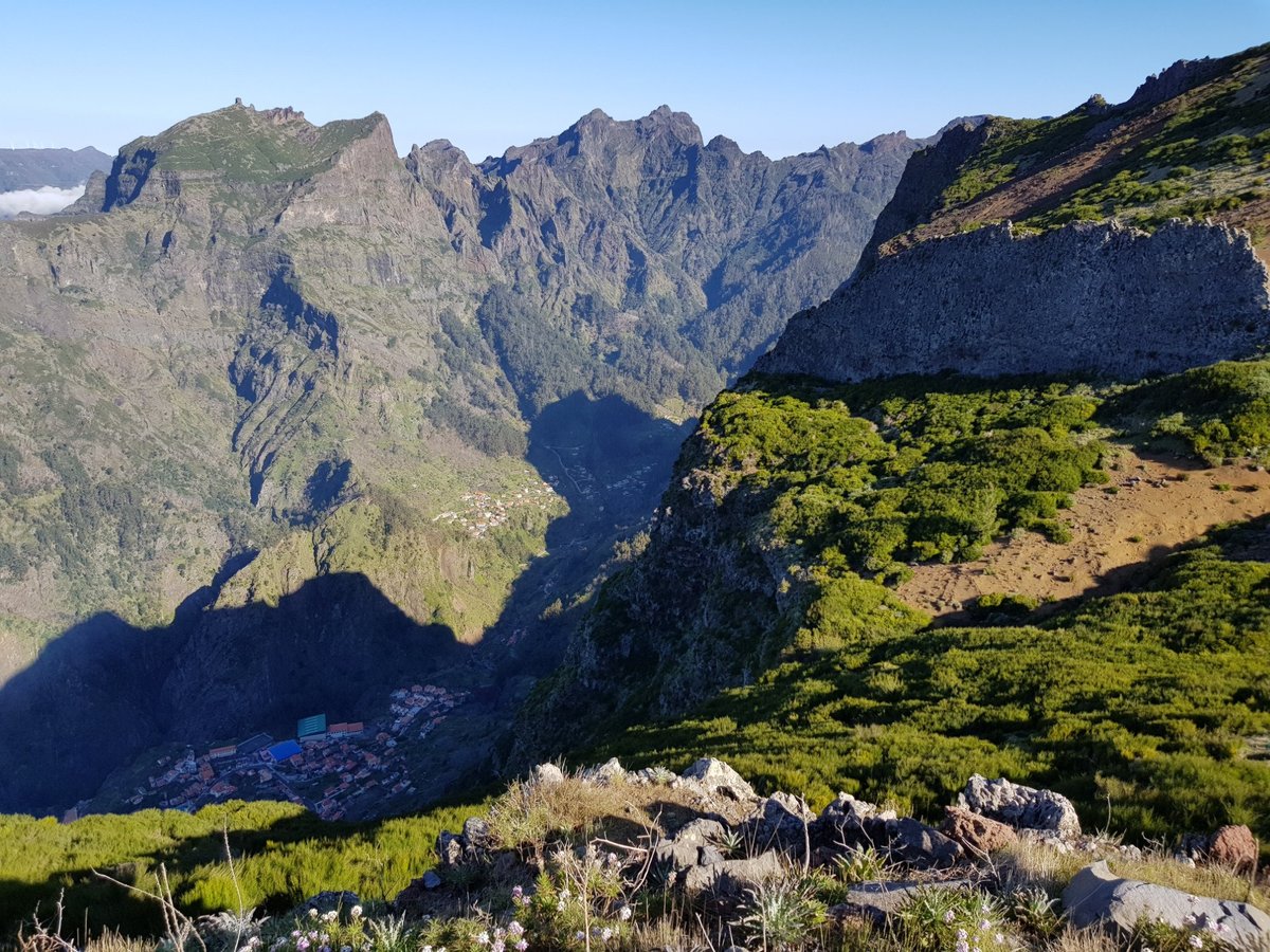 Conjunto de jogos de madeira, montanhas florestais e um ônibus em