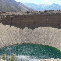 Foto en puntas de pié del otro pozo de las ánimas