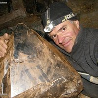Kristallsucher Schmidt mit einem riesigen Kristall Fund aus den Walliser Bergen