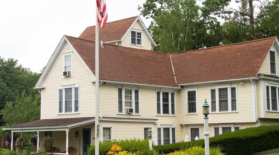 First view of the inn from the driveway entrance