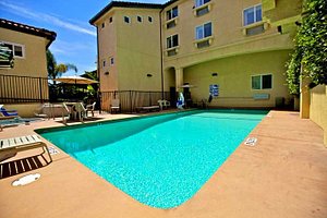 Lamplighter Inn & Suites in San Luis Obispo, image may contain: Villa, Pool, Water, Hotel