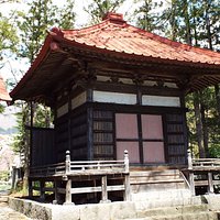 境内にある建物。