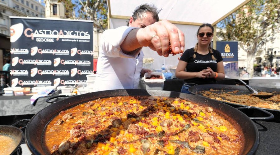 Acabando el arroz con costilla, calabaza de Altura, alcachofa y jamón de Segorbe en el Tastarròs
