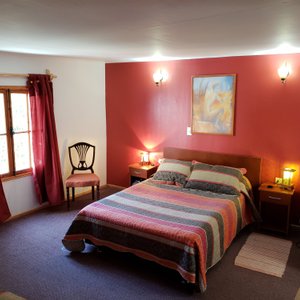 es una habitacion matrimonial mas dos camas con baño privado.La puedes reservar doble,triple o c