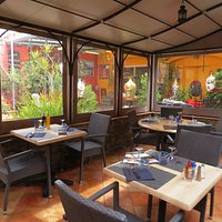 Un coin du restaurant voisin d’un antiquaire