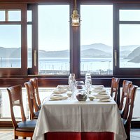 Comedor principal con vistas al Cantábrico