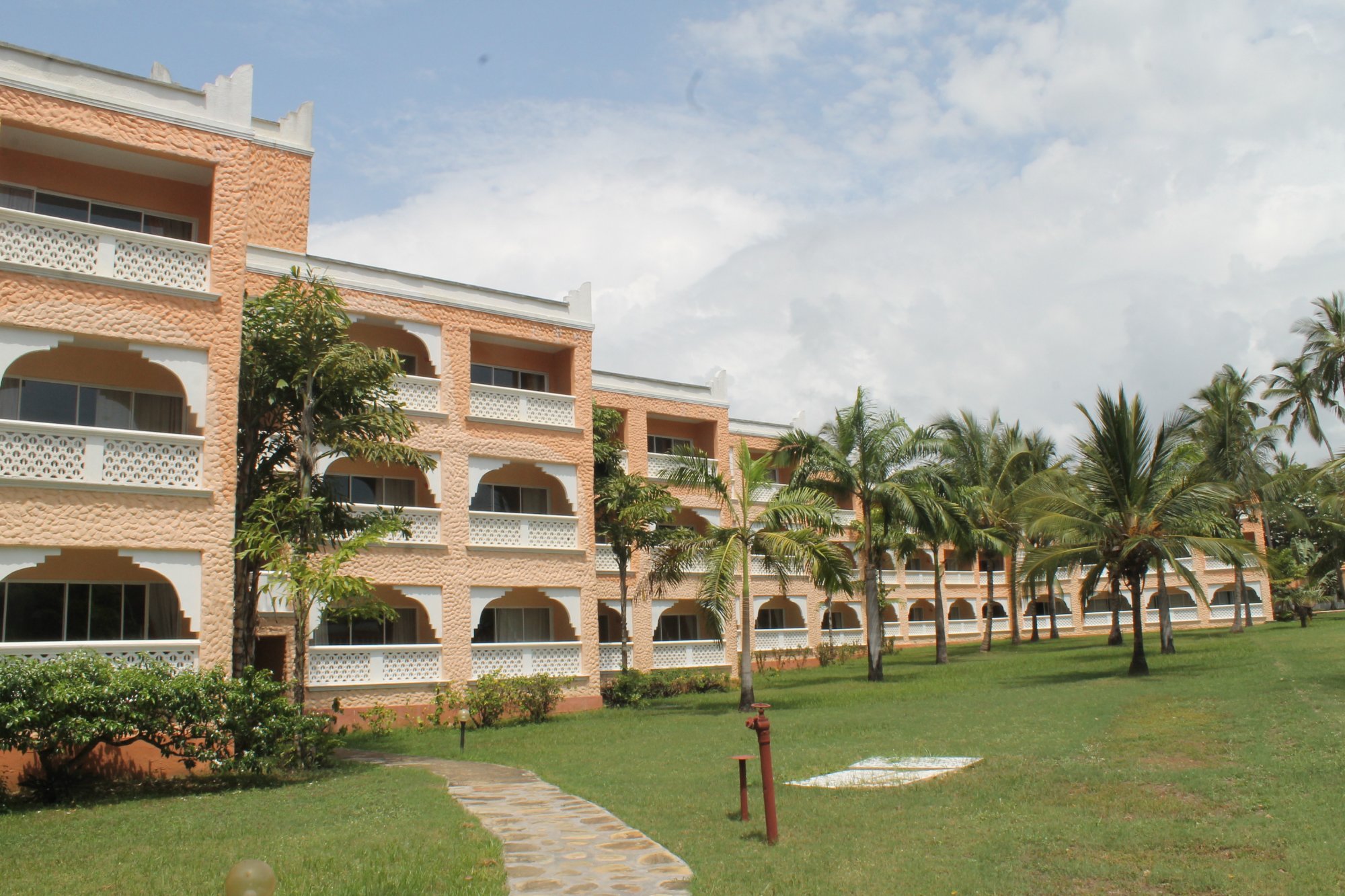 Hotel photo 18 of Sun N Sand Beach Resort.