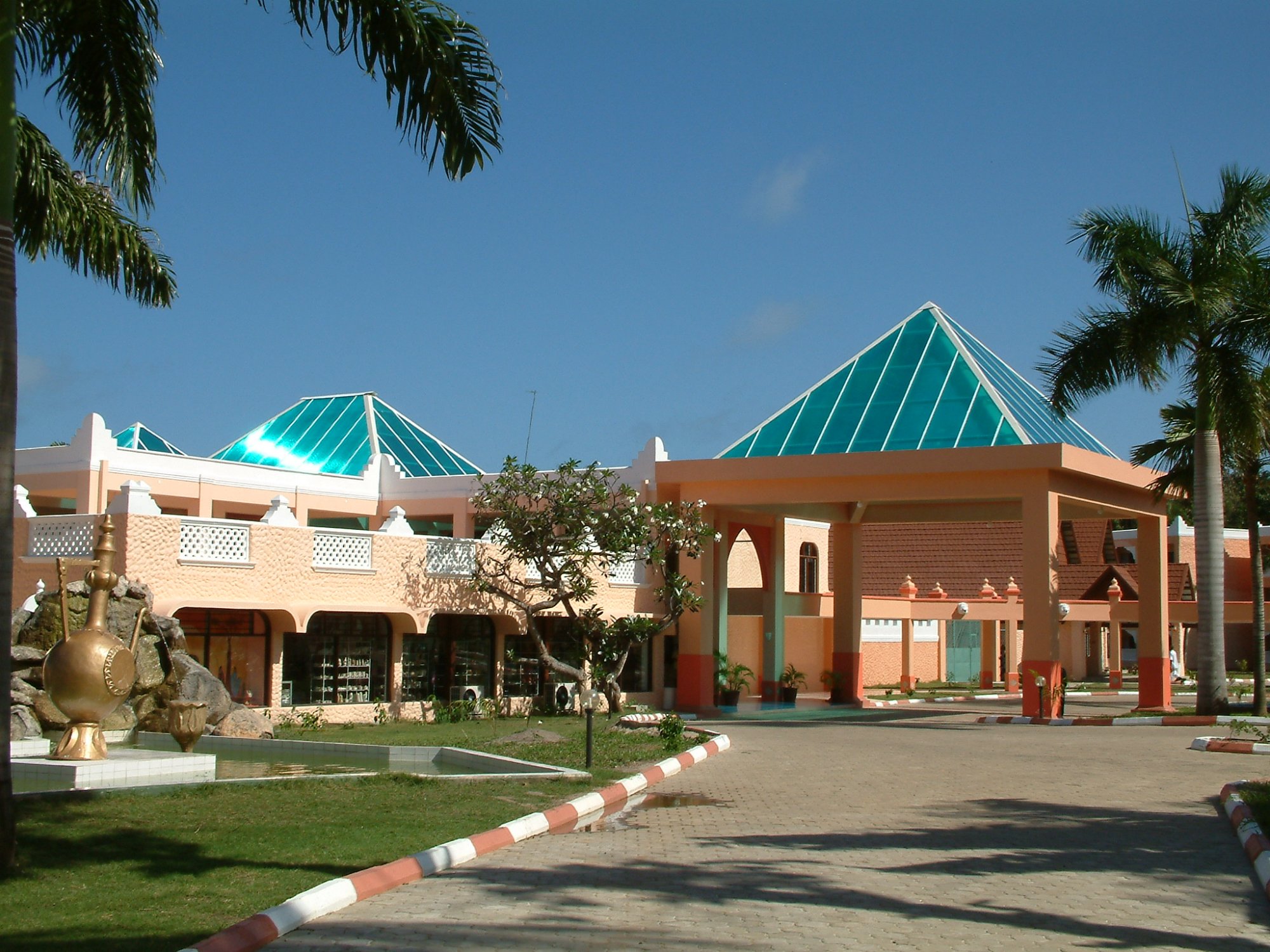 Hotel photo 16 of Sun N Sand Beach Resort.