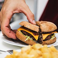 Nuestras hamburguesas para ti o para compartir, prueba nuestra carta con la persona que quieras!