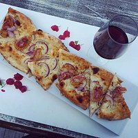 Focaccia con lardo e cipolla rossa + calice di merlot