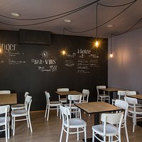 Notre salle bar cosy pour boire un verre et manger. Privatisable sur demande