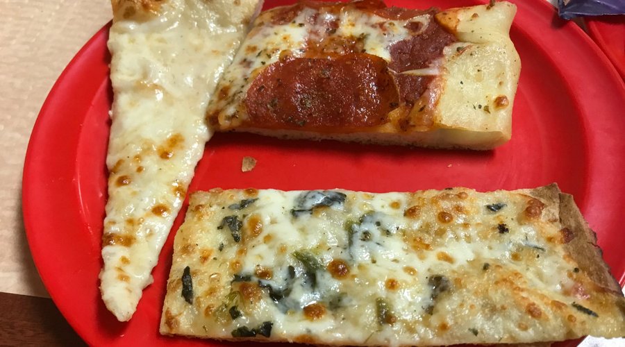 pizza peperoni, fromage, epinard