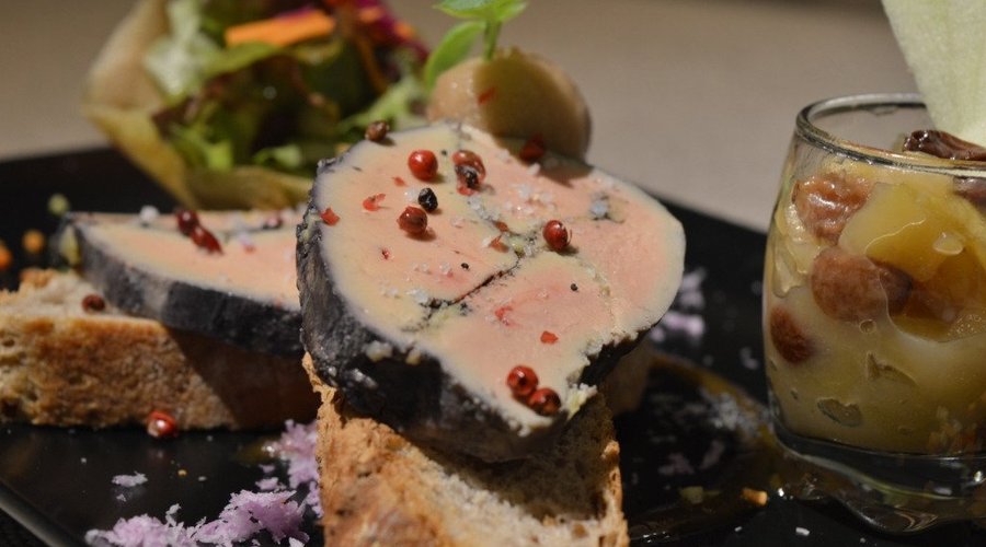 Médaillon de foie gras poché au vin rouge et aux épices douces!