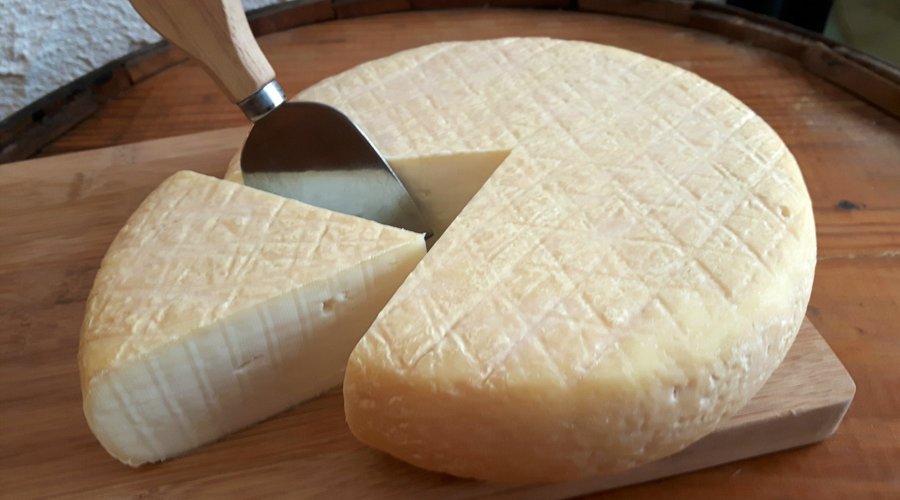 Pagwa: Softer goat's cheese/ Fromage de chèvre à pâte molle