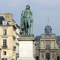 Statue de la place Hoche à Versailles、Place Hoche、Versailles