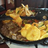 Esto es lo que comimos: Disco de tres carnes con papas españolas. Una exquisitex.