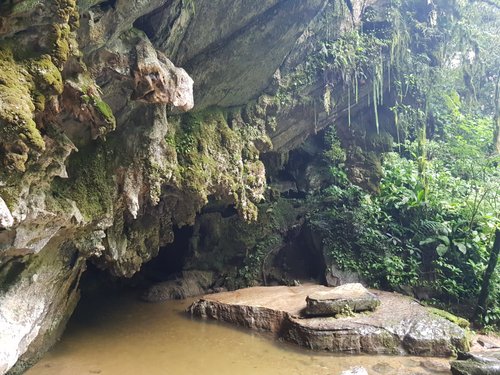 Paisagem natural pixelada com homem das cavernas perto de bônus de