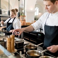 Kochstation im Gastraum des Fürstenfelder Restaurants