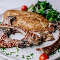 Costeletinhas de Borrego e Migas d'Alho