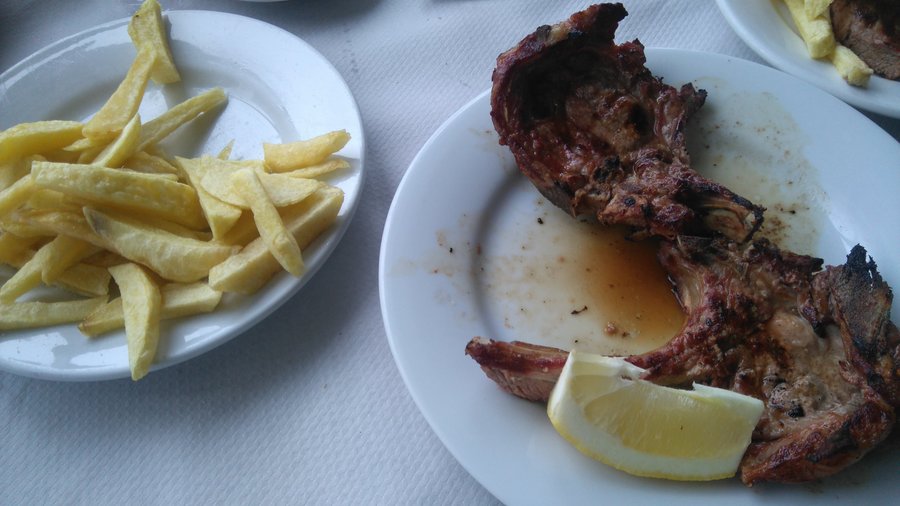 Chuletas y papas fritas.