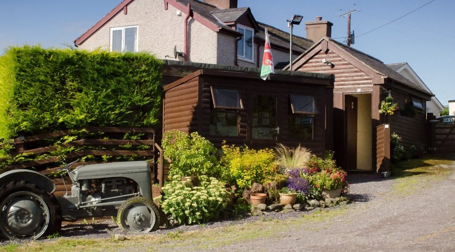 Facilities and the 'Old Tractor' Maes y Bryn campsite