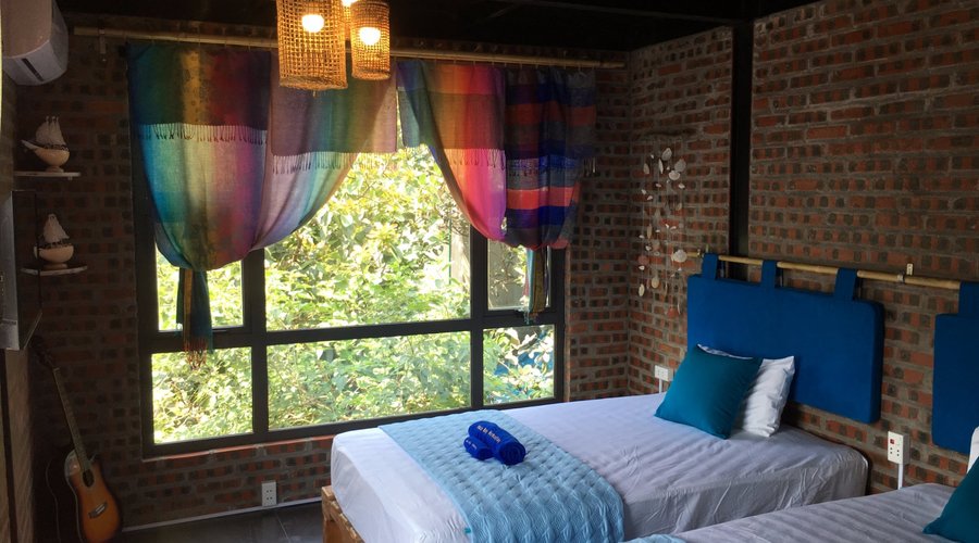 Deluxe room hill view with 2 beds 1.2m x 2.00m. Aircon, cable TV, hot water; breakfast included