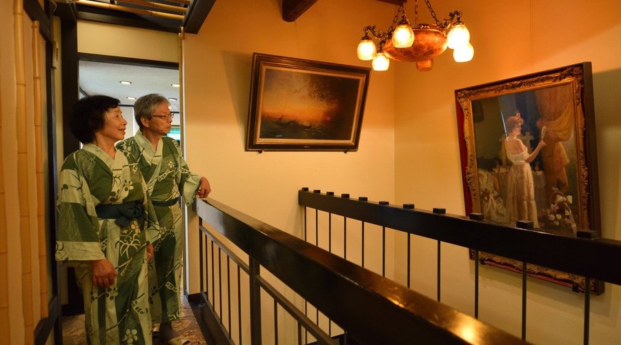地元産の天然木をふんだんに使った館内。木のぬくもりに抱かれながら、旅の疲れが優しく癒されていきます。