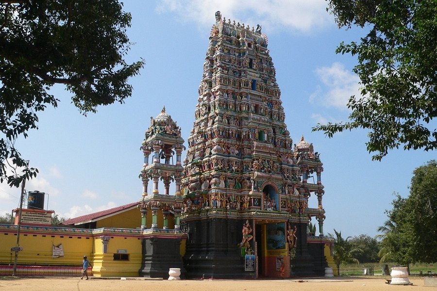 Церковь в шри ланке. Храм в Тринкомали. Тринкомали Индия. Тринкомали Шри Ланка. Тринкомали Шри Ланка достопримечательности.