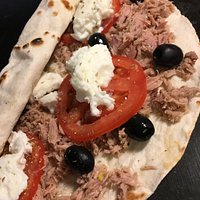piadina Napoletana: bufala tonno pomodori olive origano