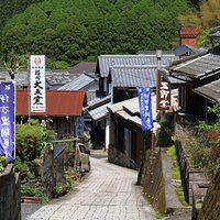 坂道の両脇に窯元