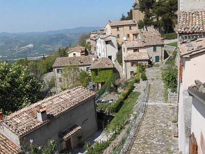 Camino con poltrone - Foto di Palazzo Serre B&B, San Leo - Tripadvisor