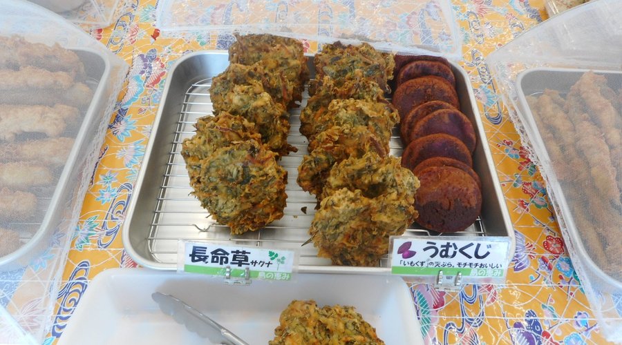 セルフで天ぷらを選ぶ