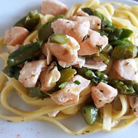 Tagliatelle con Salmone e Asparagi