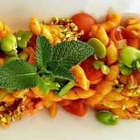 BUSIATE DI PASTA FRESCA CON CREMA DI FAVE , GAMBERO ROSSO, GRANELLA DI PISTACCHIO, POMODORINO