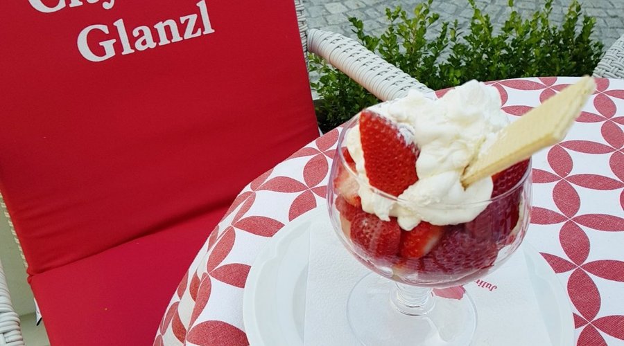 Je nach Jahreszeit verwöhnen wir sie mit frischen Früchten und unserem hausgemachten Eis