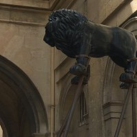 statues lion et taureau
