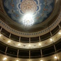I palchi, il soffitto e il lampadario