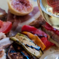 Bruschette sempre diverse, dolci e salate, e da bere vini ricercati, bibite, cocktail, birre
