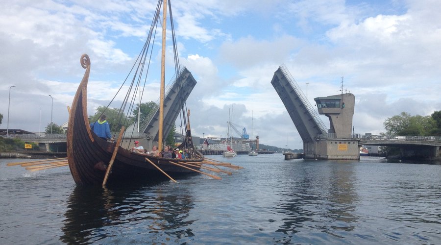 Saga Oseberg på vei under Kanalbrua