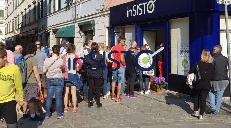 inSISTO "il gelato fuori da Comune" e il suo pubblico in attesa di assaggiare le nostre speciali