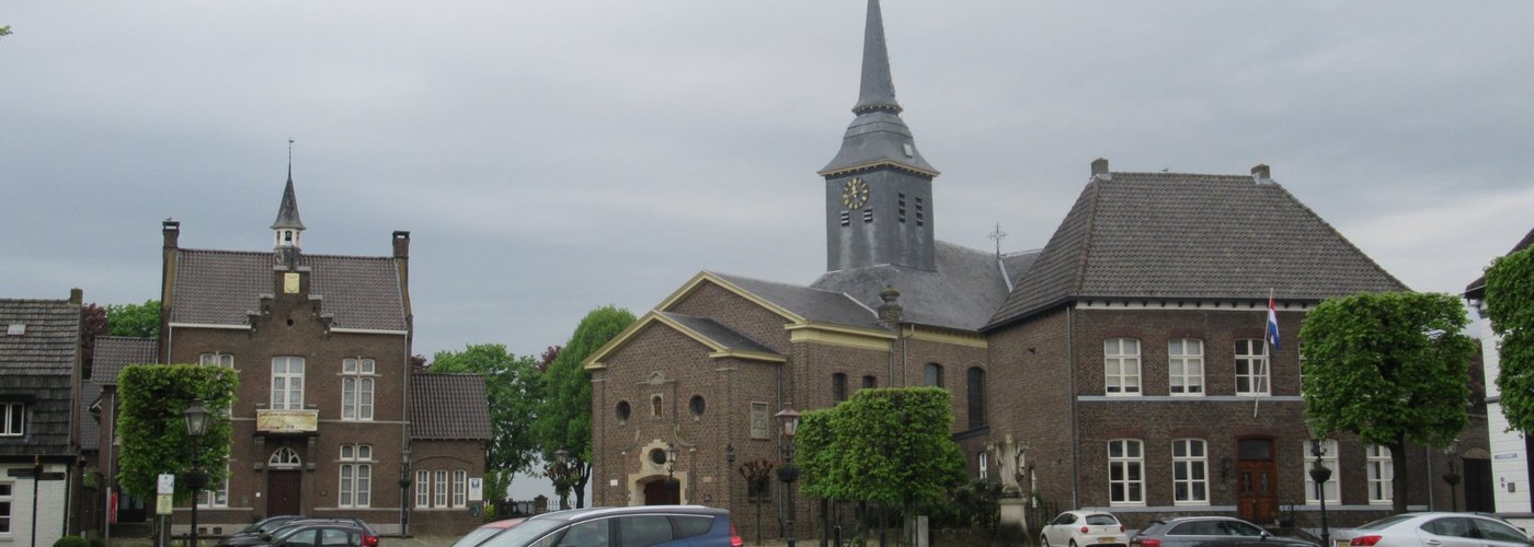 Het plein voor Chambor Chambres, genoeg parkeerruimte! 