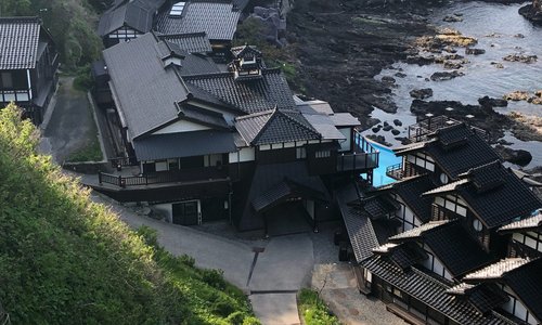 能登半島の観光地は列車は無く車かバスしかないようです。私はバイクで効率良く周りました。ゴールデンウィークを利用して行きましたが天候にめぐまれ景色も食事も最高でした。