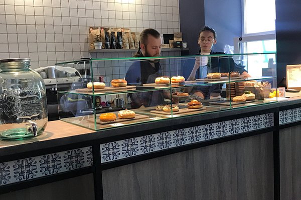 Chisinau, Moldova 18 Juin 2018 : boîtes métalliques de grains de café Illy.  Fondée par Francesco Illy, en 1933, Illycaffè est une torréfaction de café  italien compa Photo Stock - Alamy