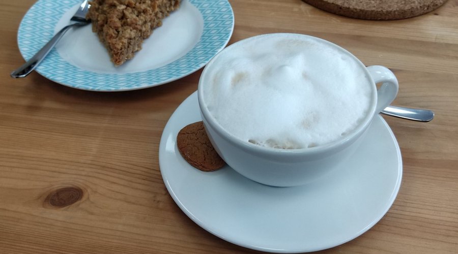Cappuccino, without sprinkles (my request), biscuit and flapjack