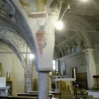 Interno con navate e stucchi barocchi